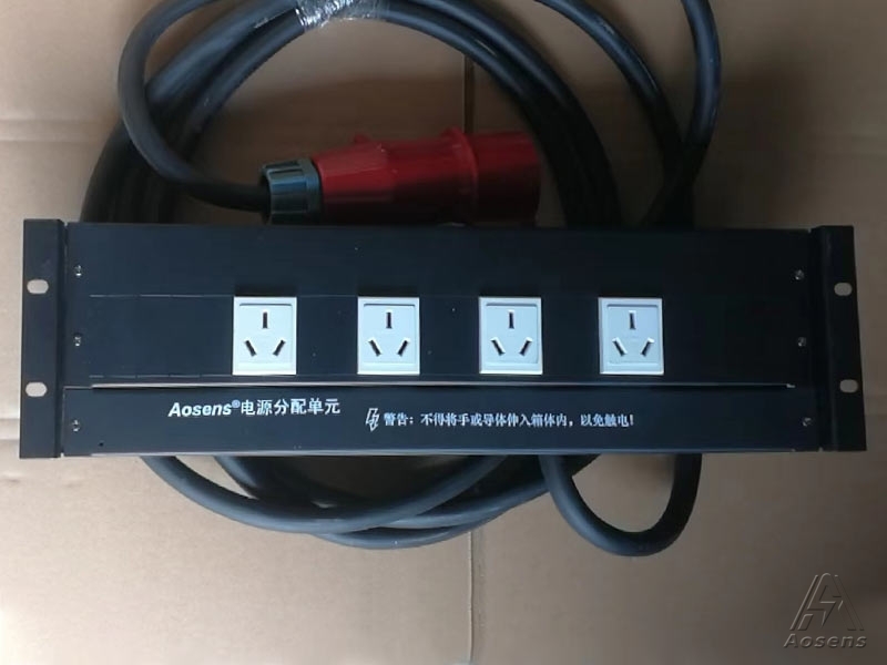 3U定制工業(yè)頭輸入4個(gè)16A三孔插座輸出 標(biāo)準(zhǔn)19英寸機(jī)架式安裝